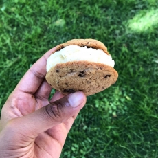 HELADO DE VAINILLA EN SÁNDWICH CON COOKIES