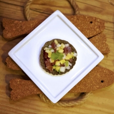 ATÚN MARINADO CON PICO DE GALLO DE PIÑA EN TOSTADA DE MAIZ