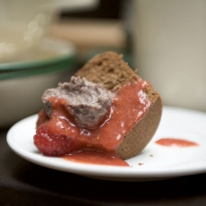 MUFFIN CON ARÁNDANOS Y COULIS DE FRESA 