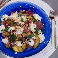 ENSALADA DE BURRATA, MELOCOTÓN ASADO Y JAMÓN SERRANO 