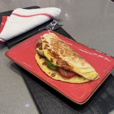PIADINA DE TORTILLA FRANCESA, PANCETA, TOMATE, AGUACATE y SRIRACHA
