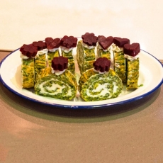 ROLL-E KUKU SABZI: TORTILLA DE HIERBAS IRANÍ