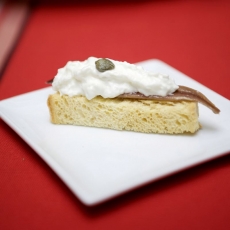ANCHOA, PAN BRIOCHE Y ESPUMA DE QUESO MANCHEGO