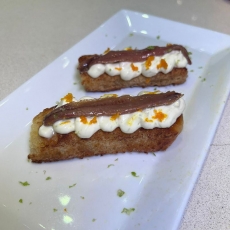 BRIOCHE CON CREMA DE QUESO AROMATIZADA CON CITRICOS Y ANCHOA