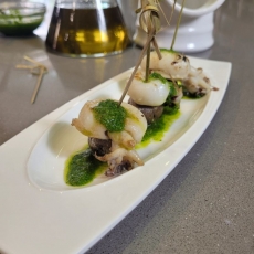 RECETA TAPA DE SEPIA A LA PLANCHA CON PAPAS ARRUGADAS Y MOJO VERDE
