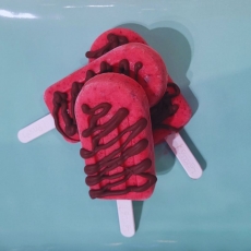  HELADO CASERO DE CEREZA Y NATA CON CHOCOLATE 